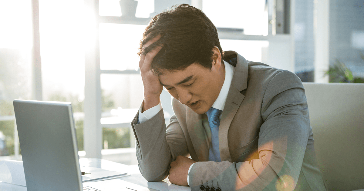 頭を抱える若い社員