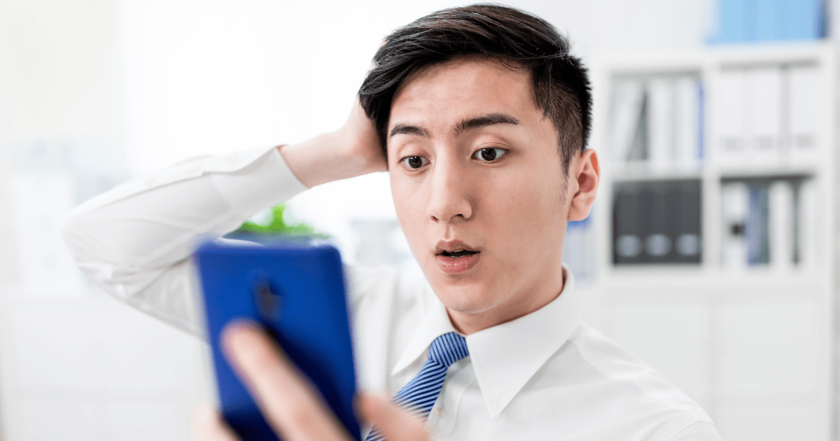 スマホみる若者