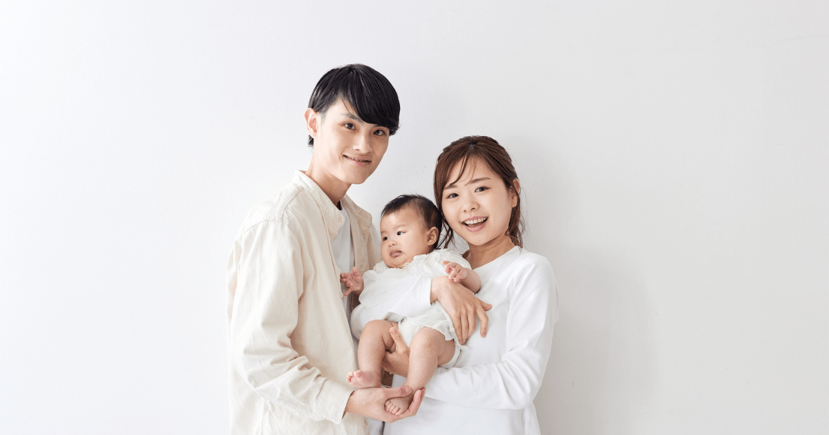 赤ん坊と若い夫婦