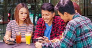 スマホを見る若者